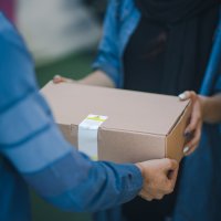 В чем разница между same-day shipping и same-day delivery